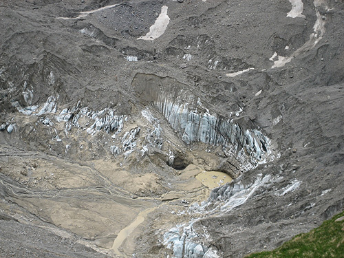 Der spontan ausgelaufene Gletschersee am 31. Mai 2008. Innerhalb von 2-3 Stunden flossen ca 800000m3 Wasser aus dem Becken. Theoretisch hätte der Gletschersee 2008 ein Volumen von 1.4 Millionen m3 erreichen können. In den kommenden Jahren wird das Becken