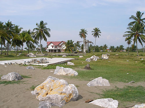 Auch einige Jahre nach dem 2004 Tsunami ist entlang der Küste in Aceh noch sehr viel Zerstörung sichtbar. Bis in einer Entfernung von etwa 500 m zur Küste sind fast alle Bauten zerstört und nur die Fundamente sind noch sichtbar. Die grossen Blöcke stammen