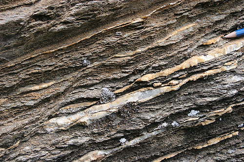 Scherbänder in mylonitisch geschieferten Metasedimenten der Valais-Zone, die den  Deckentrenner zwischen den Berisal- und Monte-Leone-Decken darstellt. Oberhalb Engiloch, bei der Simplonpassstrasse.